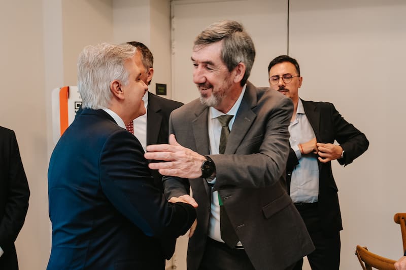 Marcelo Uribarren (UIC) con el Gobernador de Córdoba Martín Llaryora