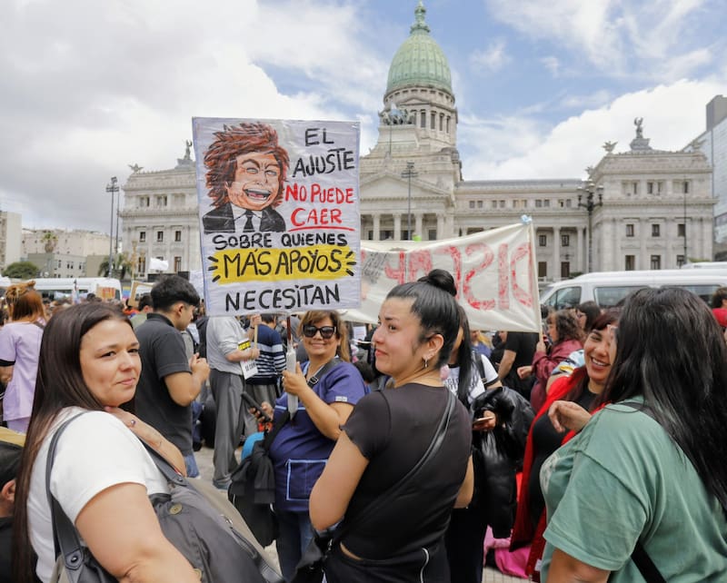Estudiantes, docentes y asociaciones sociales y políticas reclaman por el Financiamiento Universitario en la 5ta Marcha Federal Universitaria.