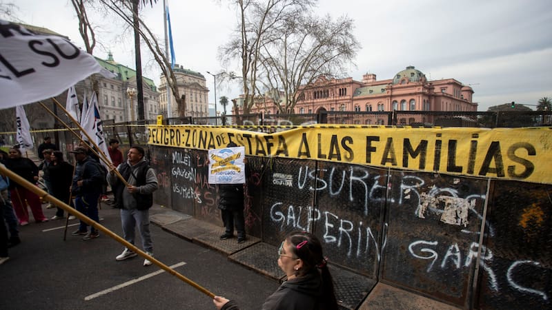 NOTICIAS ARGENTINAS
BAIRES, AGOSTO 20:La central obrera marcha junto a las dos CTA y los movimientos sociales para reclamar por la morosidad que alcanza a más de 5 millones de familias. A las 9, cámaras de pequeñas y medianas empresas pidieron medidas para el sector.FOTO NA: DAMIAN DOPACIO