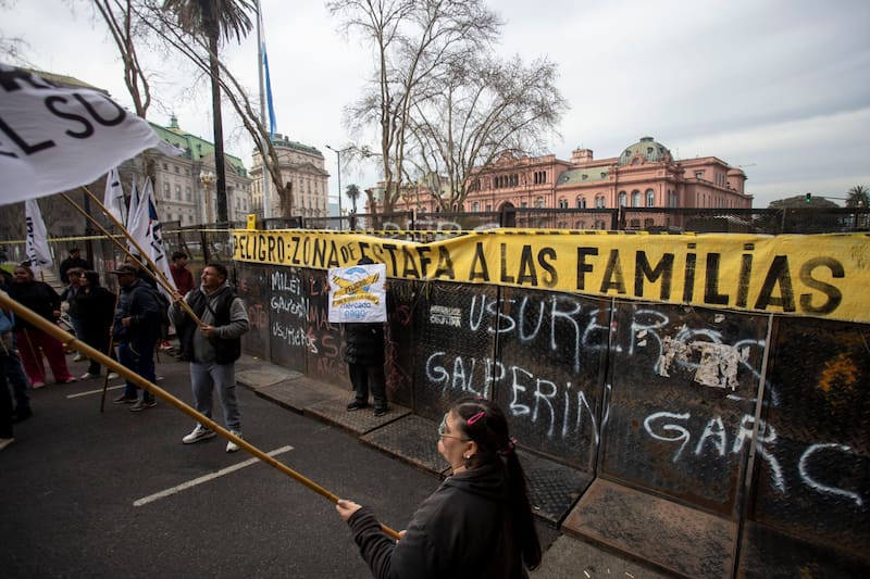 La central obrera marcha junto a las dos CTA y los movimientos sociales para reclamar por la morosidad.
FOTO NA: DAMIAN DOPACIO