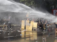 Piedras, bombas molotov y destrozos: cuánto costará reparar la plaza del Congreso