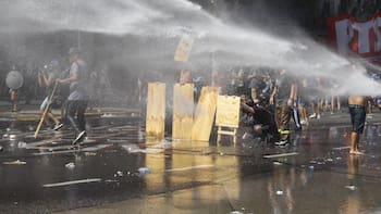 Piedras, bombas molotov y destrozos: cuánto costará reparar la plaza del Congreso