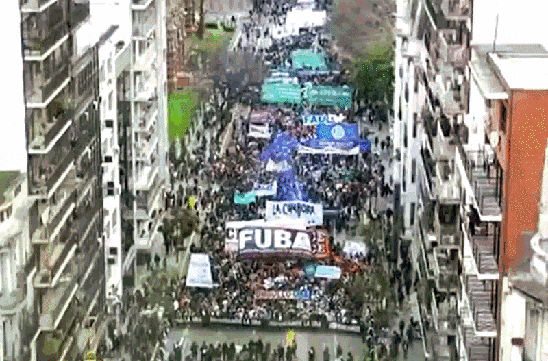 Docentes, estudiantes y organizaciones sociales y políticas se movilizan en la 5ta Marcha Federal Universitaria.