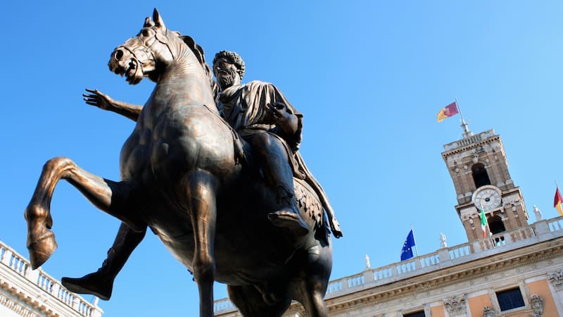 El pensamiento de Marco Aurelio sigue vigente por su enfoque en el autocontrol y la gestión de las emociones frente a la adversidad.