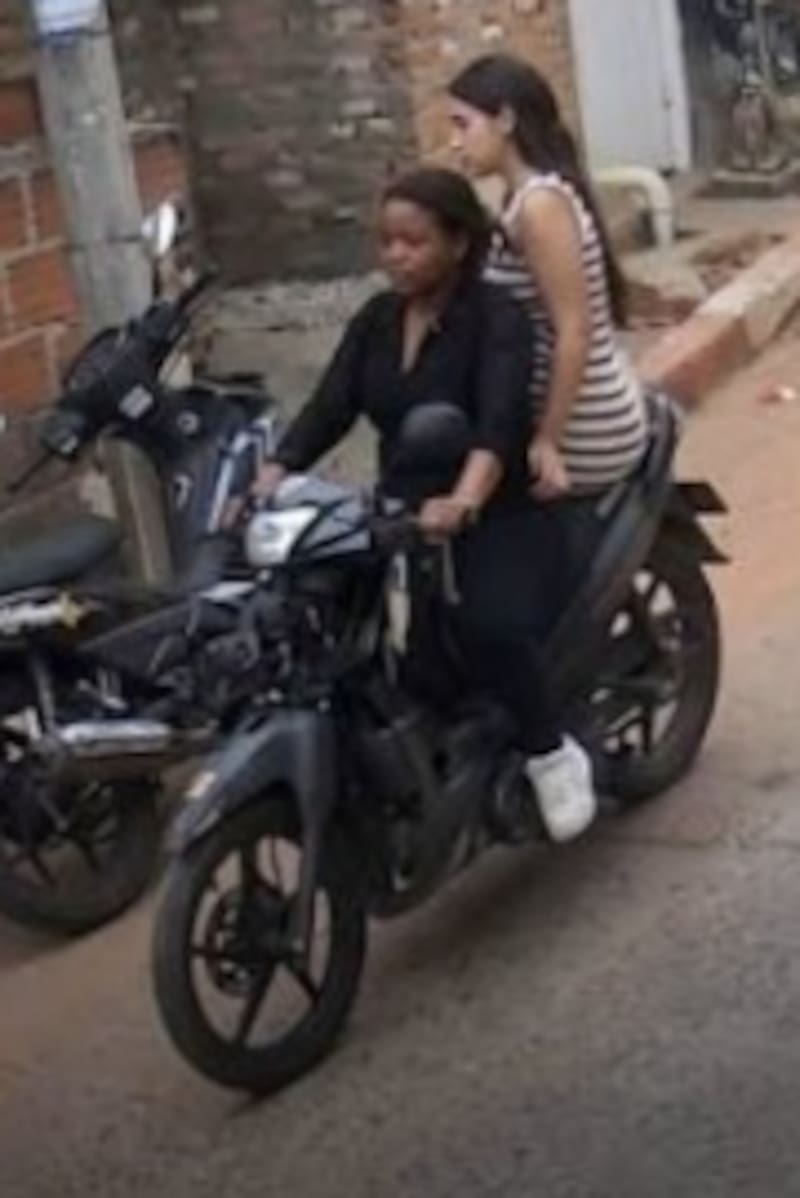 La joven fue vista por última vez cuando se desplazaba en motocicleta junto a otra mujer.