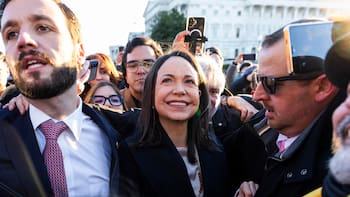 María Corina Machado le entregó su medalla del Nobel de la Paz a Donald Trump en la Casa Blanca