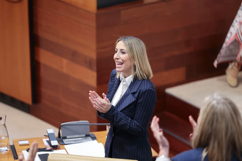 La presidenta en funciones y candidata a la reelección María Guardiola es aplaudida por la bancada popular tras ser investida presidenta este miércoles. EFE/ Jero Morales