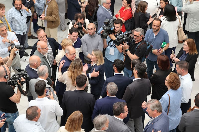 La presidenta en funciones y candidata a la reelección María Guardiola es aplaudida por la bancada popular tras ser investida presidenta este miércoles. EFE/ Jero Morales