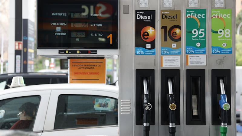 María Jesús Montero afirma que el Gobierno tiene un “paquete de medidas” para solucionar la suba de precios por la guerra. Foto: EFE