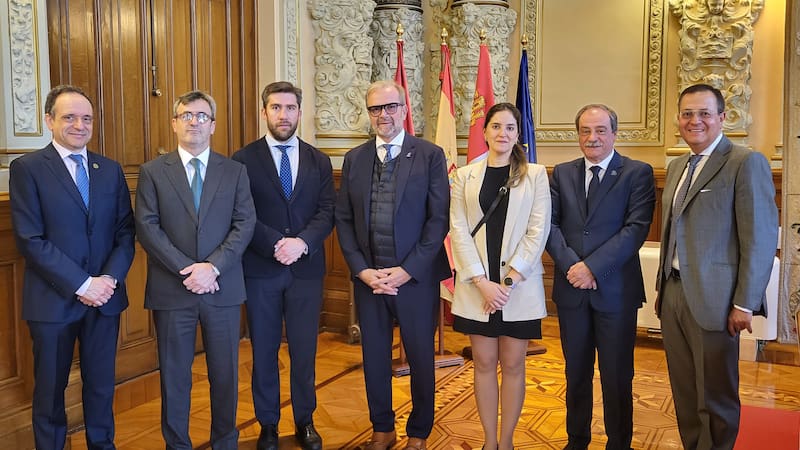 María Laura Bermúdez junto a Martín Rappallini y miembros de la Comisión Directiva de la UIA