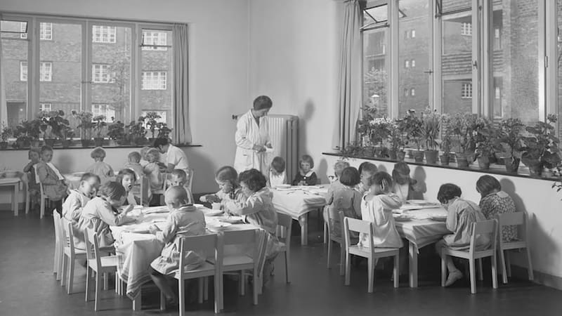 María Montessori revolucionó la educación al promover un aprendizaje basado en la autonomía, la observación y la participación activa de los niños.