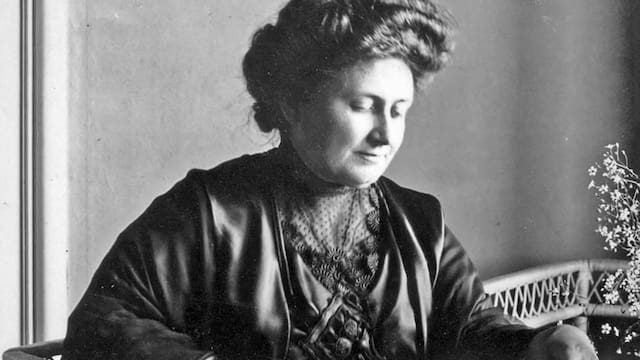 María Montessori, reconocida pedagoga italiana: “Nunca ayudes a un chico en una tarea en la que siente que puede tener éxito”