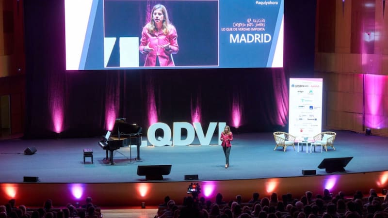 Marian Rojas-Estapé advierte que la química y la atracción no son suficientes. Para evitar vínculos dañinos, propone un ejercicio de introspección clave antes de comprometerse afectivamente.