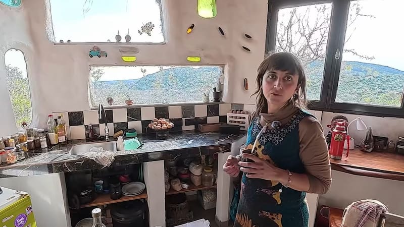 Mariana (38 años) se cansó de la ciudad, se fue a Traslasierra y construyó su propia casa de barro con 12 parabrisas