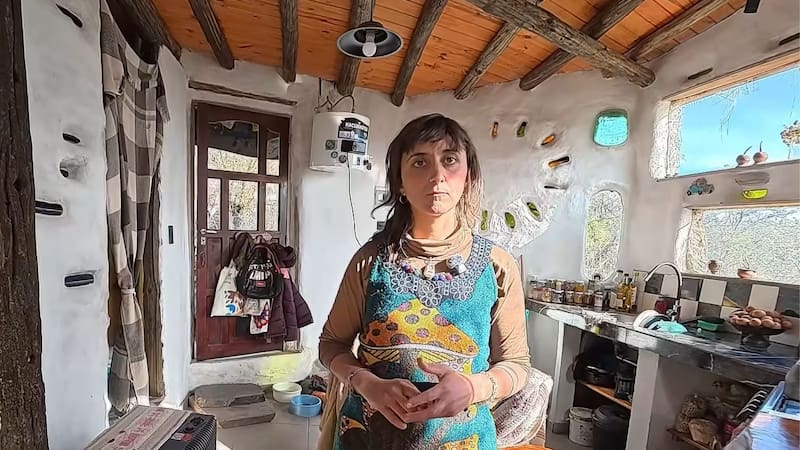 Mariana (38 años) se cansó de la ciudad, se fue a Traslasierra y construyó su propia casa de barro con 12 parabrisas