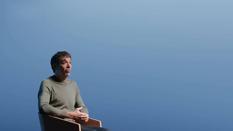 El neurocientífico Mariano Sigman expuso sobre cómo las palabras moldean el pensamiento y abren o cierran posibilidades.