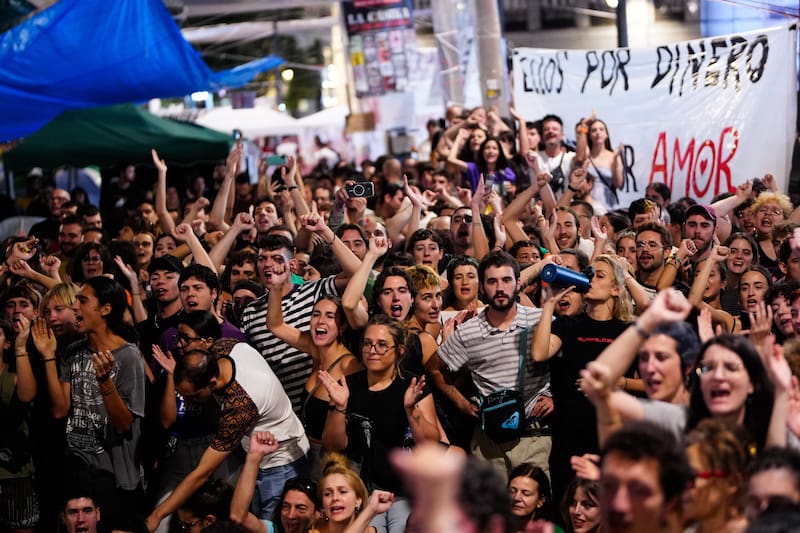 Cientos de acampados en la Puerta del Sol convocados por el Sindicato de Inquilinas se preparan para dormir una segunda noche, y las que hagan falta, en tiendas de campaña, hasta que el Gobierno apruebe el real decreto 'Maricarmen' que debe incluir, entre otras medidas, contratos indefinidos de alquiler.- EFE/ Borja Sánchez-Trillo