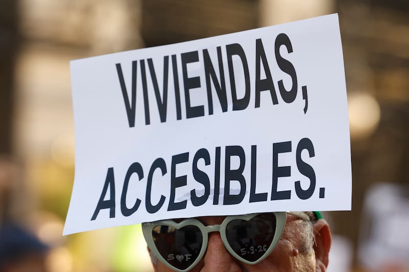 Manifestación de apoyo a Maricarmen, la anciana desahuciada el pasado miércoles en el distrito de Retiro, convocada por el Sindicato de Inquilinas e Inquilinos de Madrid, en la que pretende "señalar a los responsables" del desahucio de esta mujer de 87 años de la vivienda en que residía desde hace 70 años, este sábado en Madrid. EFE/ Javier Lizón