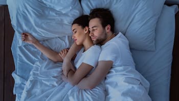 Dormir abrazado a la pareja: lo que revela de tu cuerpo y por qué los expertos advierten que mejora el descanso