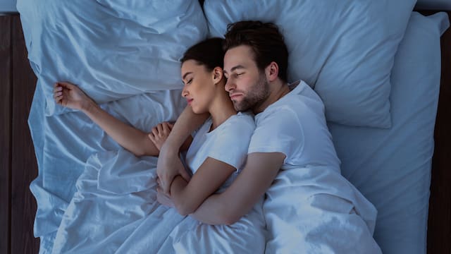 Dormir abrazado a la pareja: lo que revela de tu cuerpo y por qué los expertos advierten que mejora el descanso