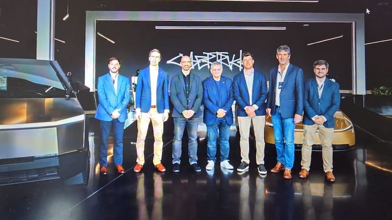 Marín, con directivos de Tesla
