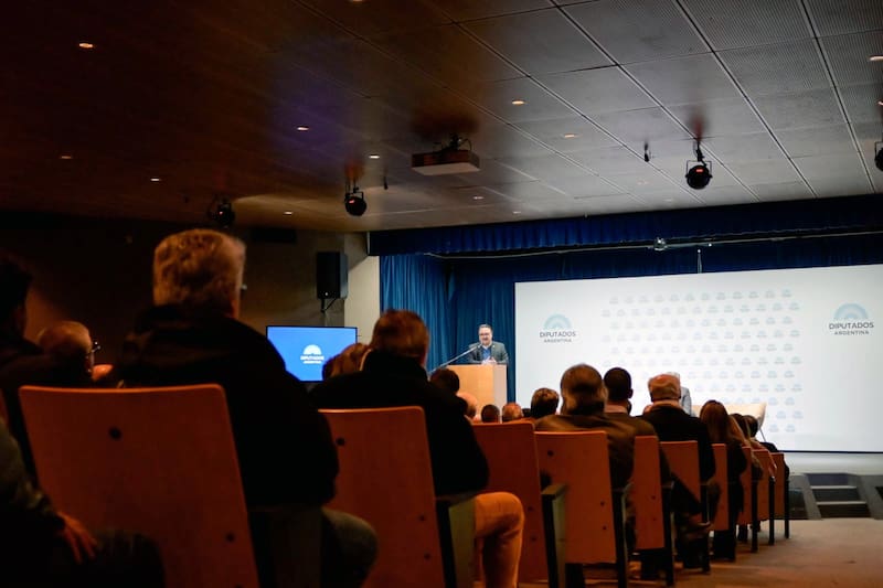 Jorge Tiravassi disertó en el auditorio de la Cámara de Diputados de la Nación durante la presentación del libro “Horacio Tettamanti. Un destello logístico”.