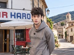 Mario, 23 años, dejó Valencia para abrir un bar en un pueblo de menos de 100 habitantes: “El éxito es no tener que irme”