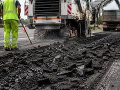 El Gobierno elimina el asfalto de sus calles y lo sustituye por un pavimento que filtra la lluvia y frena el calor extremo en tiempo record