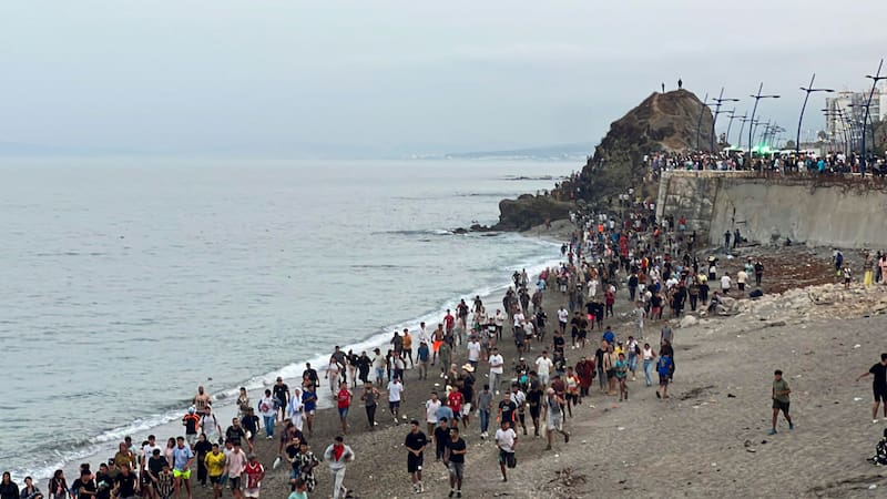 CASTILLEJOS (MARRUECOS), 30/07/2026.- Las autoridades marroquíes han comenzado a emplear material antidisturbios este jueves para dispersar a la multitud congregada en los alrededores de la frontera con Ceuta, según pudo comprobar EFE sobre terreno. Marruecos ha utilizado cañones de agua y ha reforzado la presencia policial. EFE/ Mohamed Siali