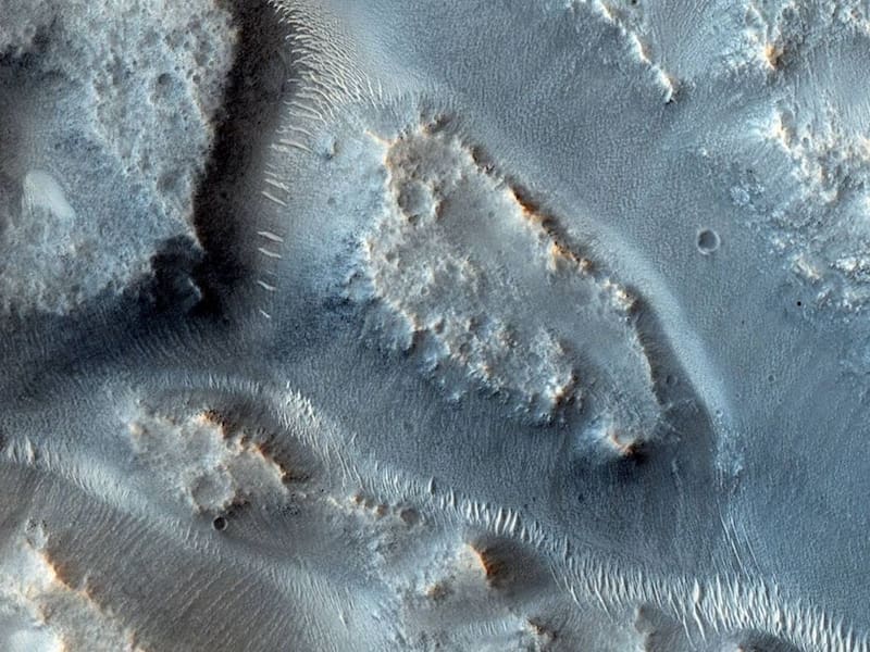 Las vías fluviales identificadas transportaron gran parte del sedimento, moldeando cráteres y valles, y dejando evidencia de caudales sostenidos. Fuente: NASA