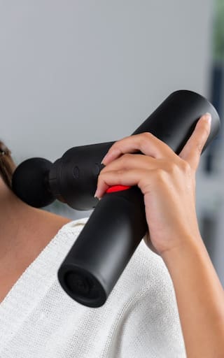 El auge de los masajeadores eléctricos enciende alarmas: expertos reportan desde lesiones musculares hasta descargas eléctricas