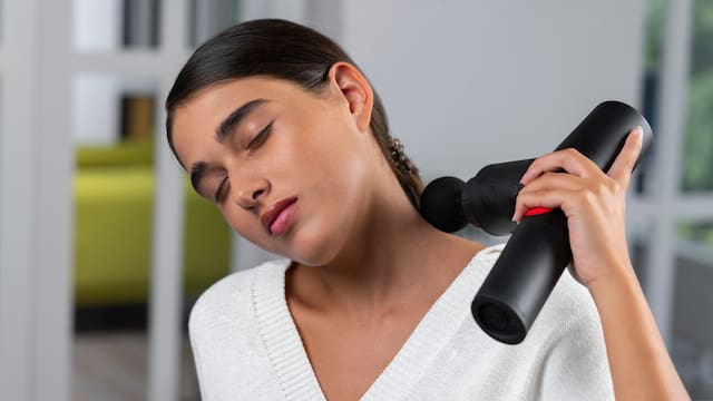 El auge de los masajeadores eléctricos enciende alarmas: expertos reportan desde lesiones musculares hasta descargas eléctricas