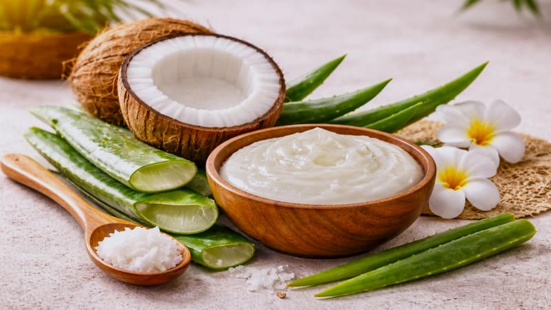 La combinación de aloe vera y aceite de coco funciona como una mascarilla natural ideal para cabellos teñidos o dañados.