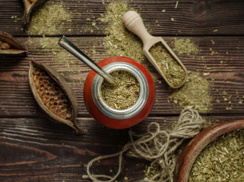 La yerba mate aporta antioxidantes y polifenoles que protegen las neuronas y mejoran la función cognitiva.
