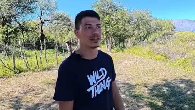 Tiene 37 años, renunció a su trabajo y se mudó a las sierras para construir una casa con técnicas de bioconstrucción: “No tener trabajo fijo da tranquilidad”