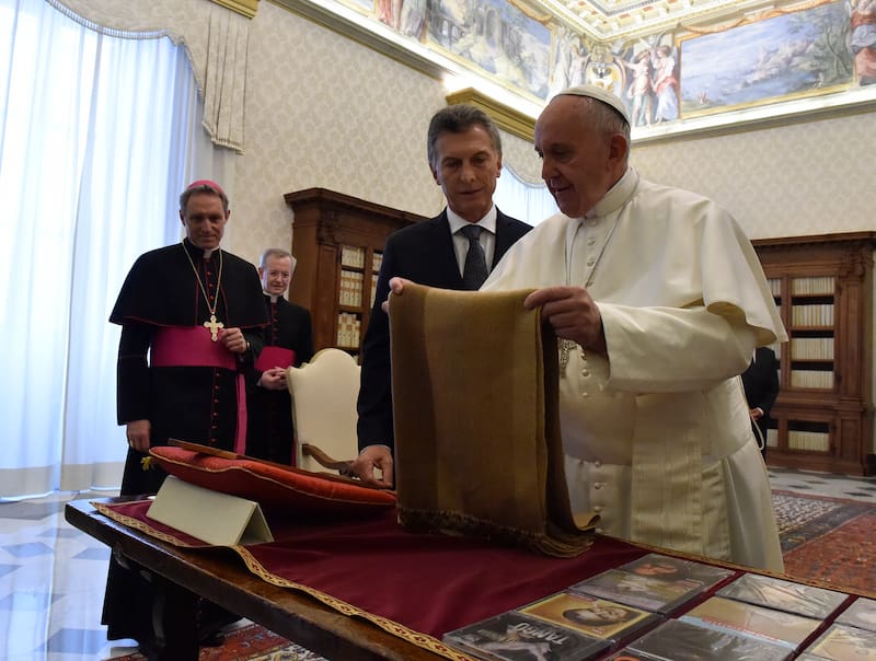 El momento en el que el entonces presidente Mauricio Macri entregaba un poncho de Rua Chaky al Papa Francisco (Fuente: Casa Rosada).