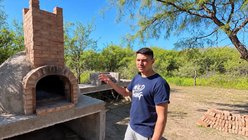 Mauricio Verbichi, de 37 años, dejó una fábrica de coches para vivir en el campo: “No tener trabajo fijo es una tranquilidad” (foto: Youtube)