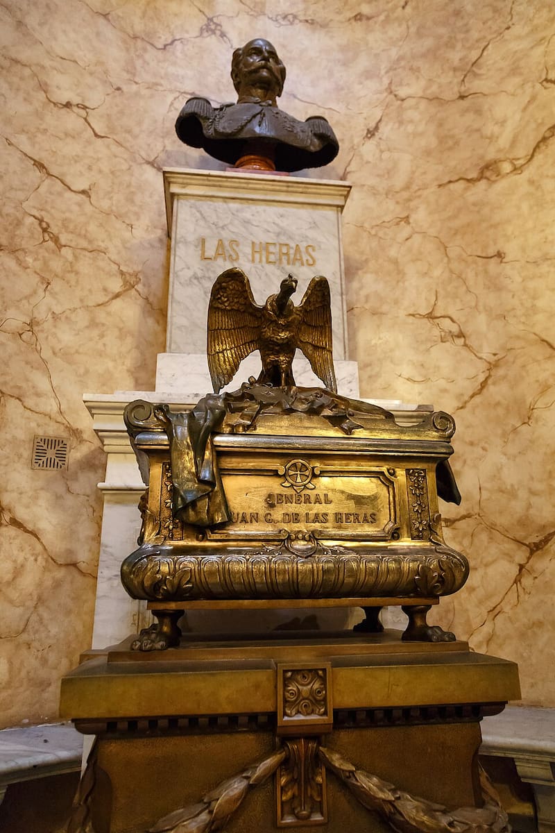 Interior de la Catedral Metropolitana de Buenos Aires. Mausoleo del General San Martín. Urna con los restos del General Las Heras.
