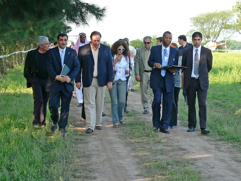 Higgins, recorriendo con sus presuntos inversores árabes el predio donde anunció un "Walt Disney Mundo" (sic) en San Pedro