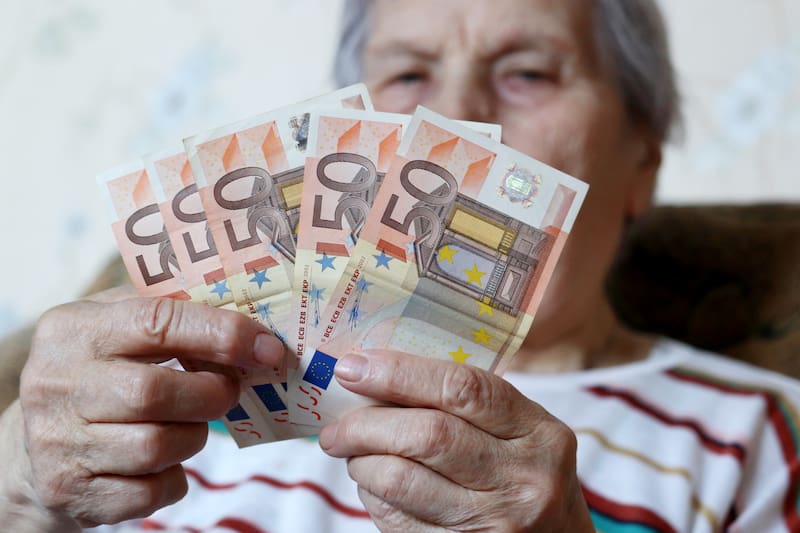 Los requisitos que se deben cumplir para recibir la pensión en favor de familiares.
