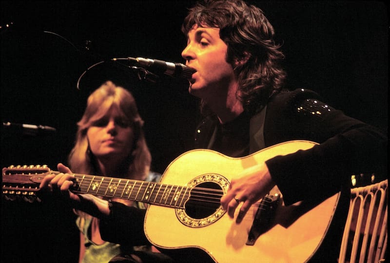 McCartney tocando al lado de su esposa Linda en 1976.
