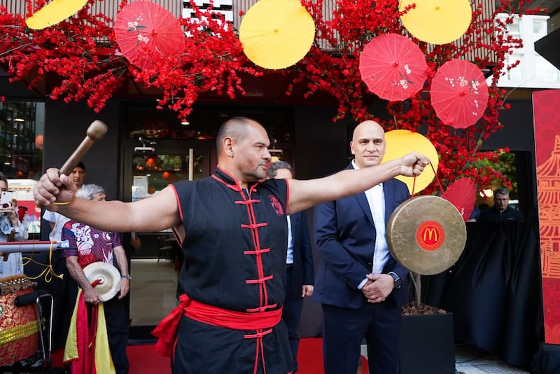El local de McDonald´s en el Barrio Chino se adaptó a esa comunidad