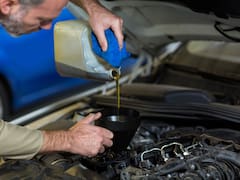 Qué hacer con el aceite usado del auto y por qué no se debe desechar incorrectamente