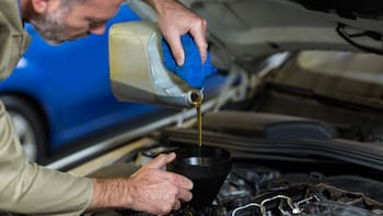 Qué hacer con el aceite usado del auto y por qué no se debe desechar incorrectamente