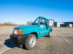 Un mecánico italiano transformó un Fiat Panda de 1993 en el coche más estrecho del mundo: mide apenas 50 centímetros