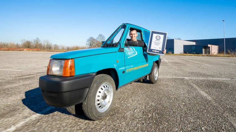 El mecánico italiano Andrea Marazzi ingresó en el Libro Guinness de los récords por convertir un Fiat Panda en el auto más estrecho del mundo.
