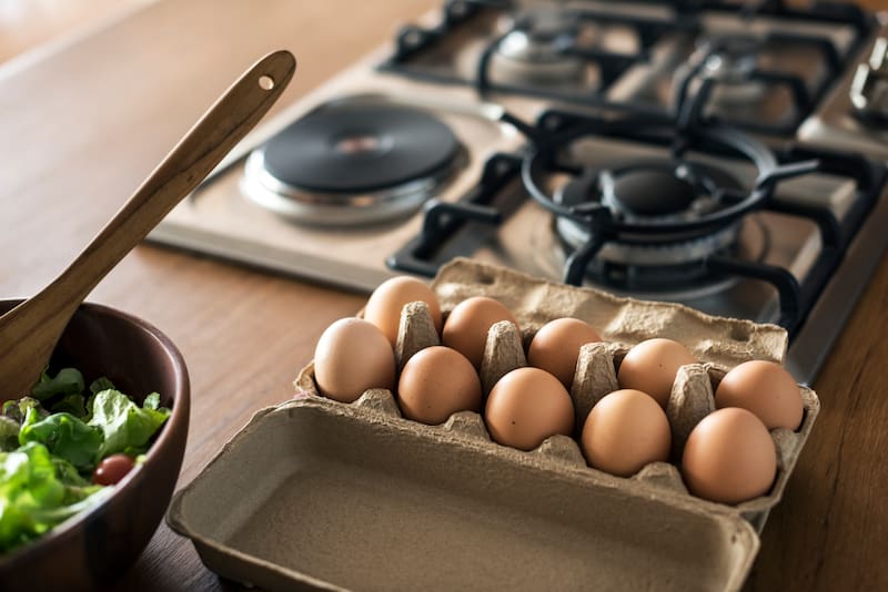 Los huevos son uno de los alimentos básicos más consumidos en España, por lo que cualquier reducción en su precio tiene impacto directo en la cesta de la compra.
