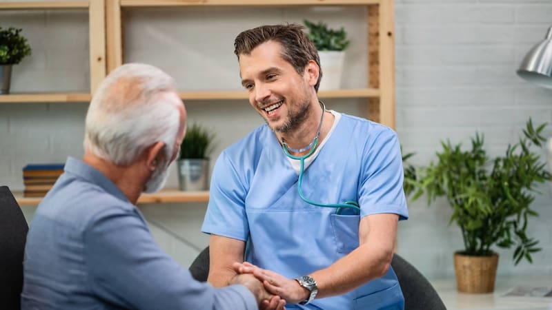 Servidores de la Nación visitarán a adultos mayores y personas con discapacidad en su hogar para un diagnóstico clínico integral de salud.