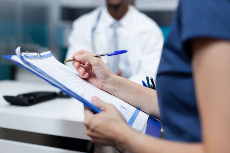 Kathy Hochul confirmó un ambicioso programa que ofrece condonación de deuda estudiantil para médicos, enfermeros y otros especialistas que acepten trabajar en comunidades con mayor necesidad sanitaria. Imagen: archivo.