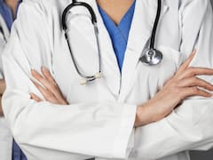 Buenas noticias para los médicos | El Gobierno prorroga la jubilación activa un año: se podrá cobrar la pensión mientras se trabaja